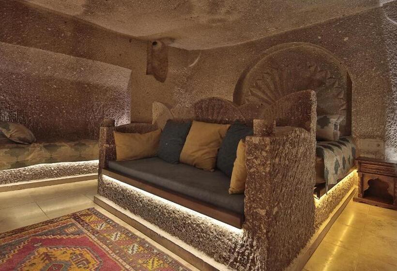 سوییت سوپریور, Shoestring Cave House