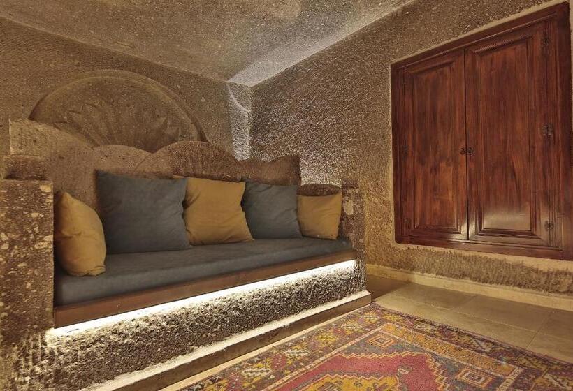 سوییت سوپریور, Shoestring Cave House