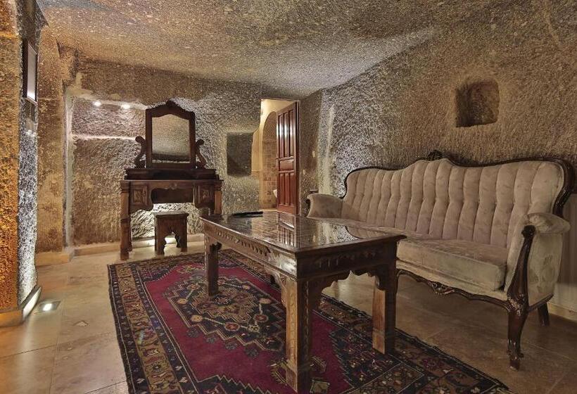 سوییت سوپریور, Shoestring Cave House