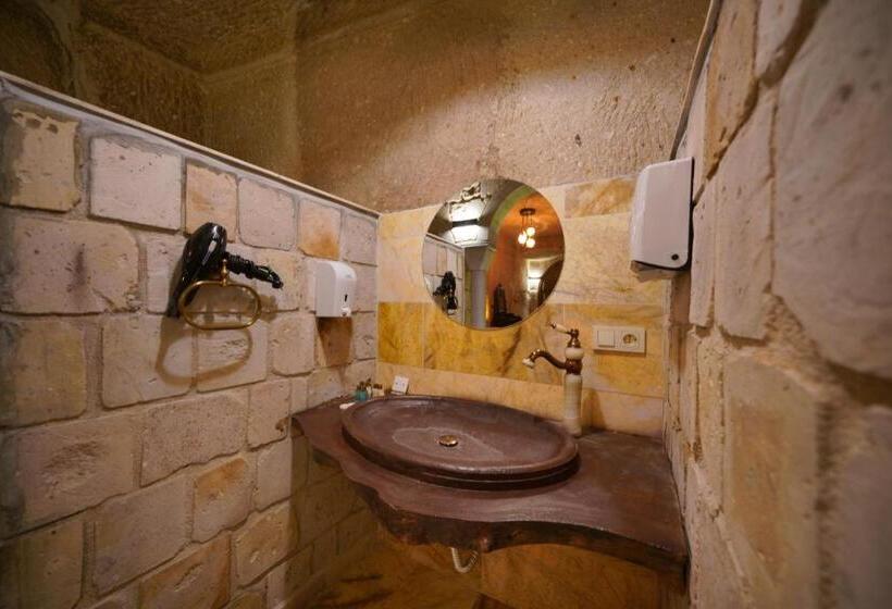 سوییت, Shoestring Cave House