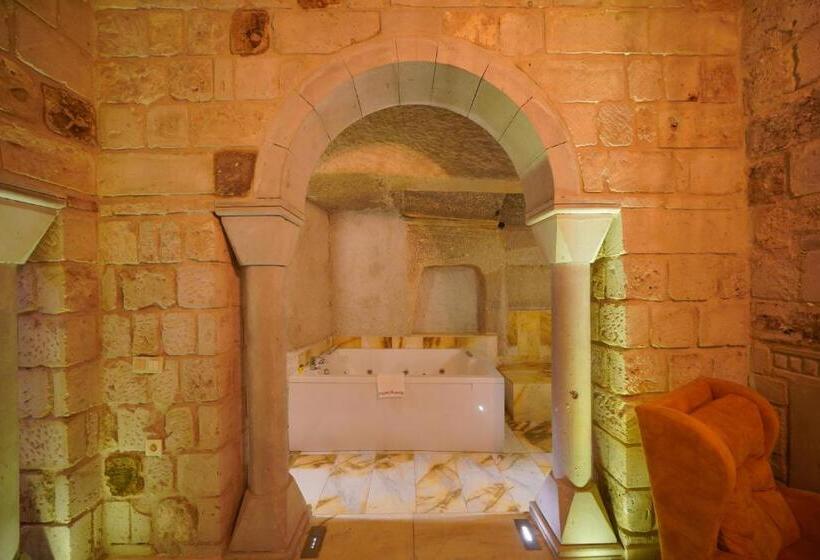 جناح, Shoestring Cave House