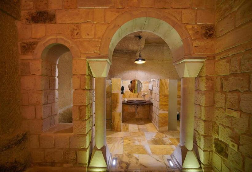 جناح, Shoestring Cave House