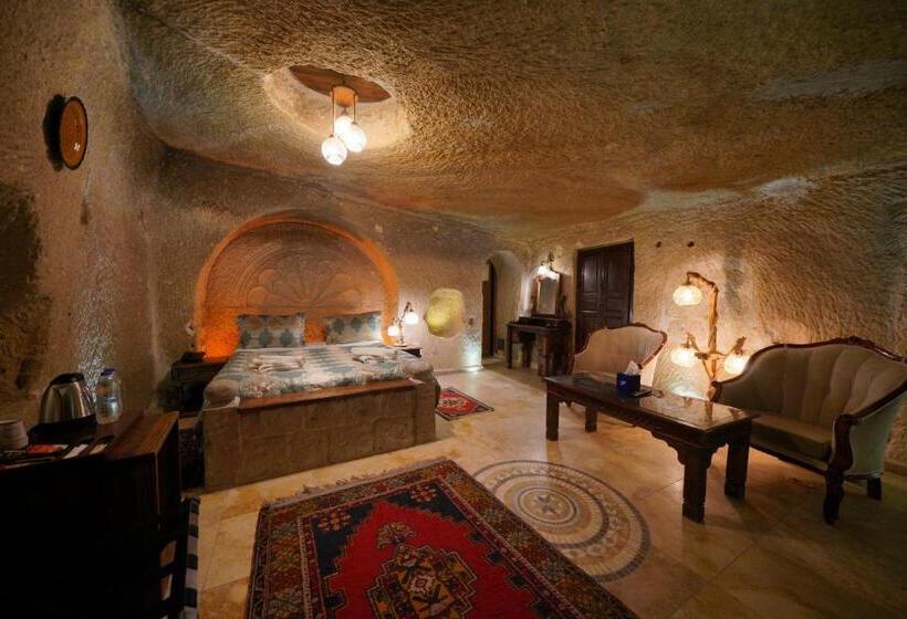سوییت جونیور, Shoestring Cave House