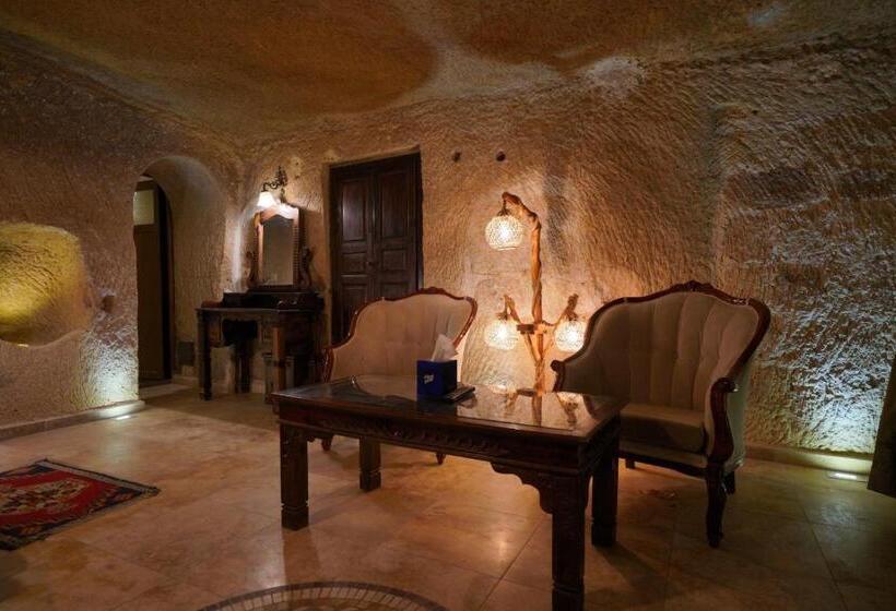 Junior Süit, Shoestring Cave House