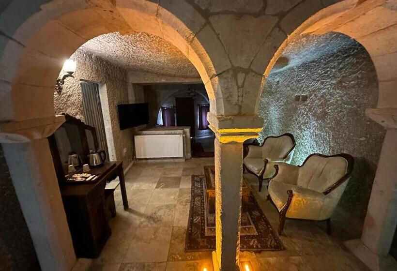 اتاق لوکس با تخت بزرگ, Shoestring Cave House