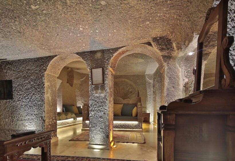 جناح, Shoestring Cave House