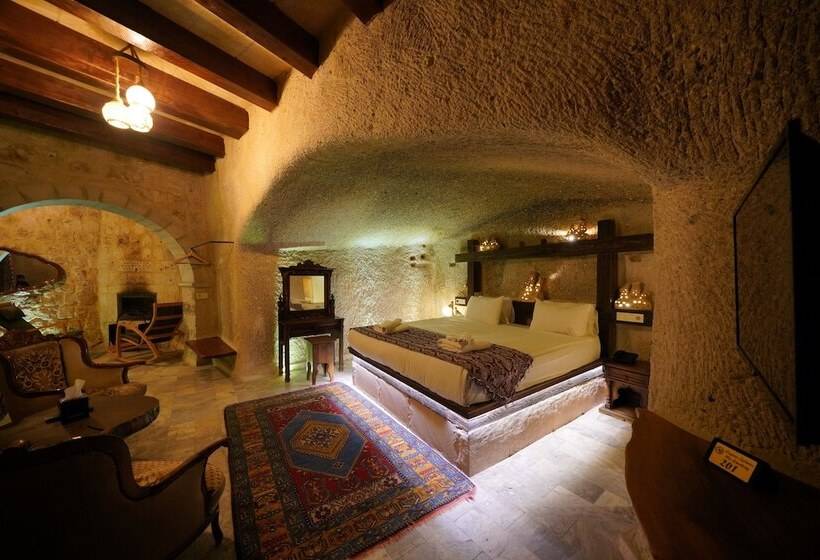 جناح, Shoestring Cave House