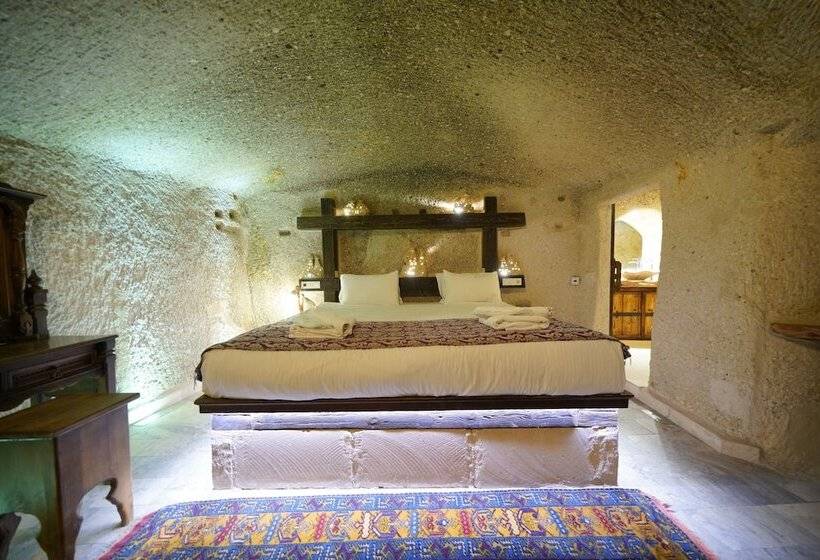 スイート, Shoestring Cave House