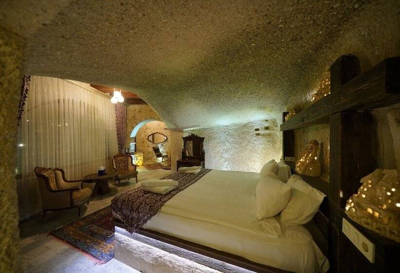 جناح, Shoestring Cave House