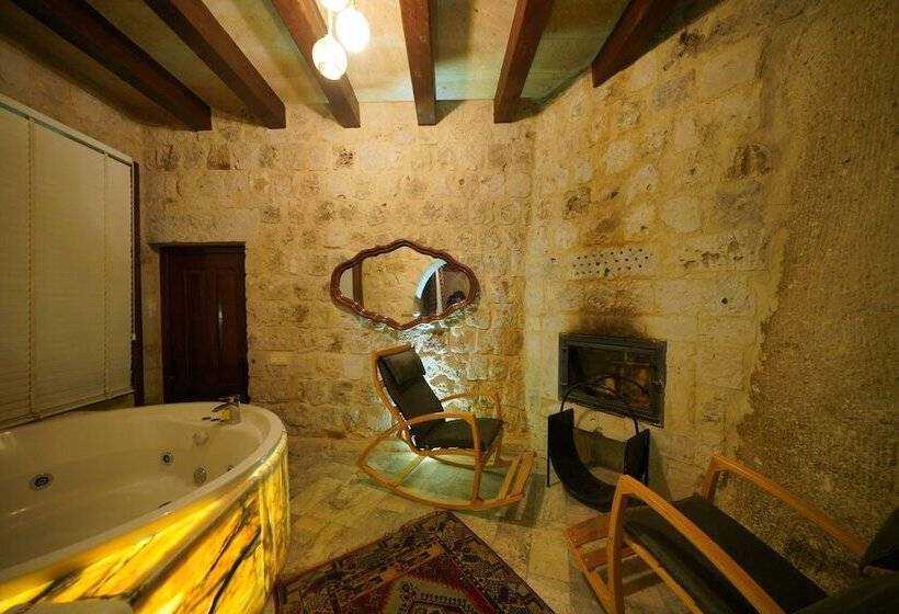 سوییت, Shoestring Cave House