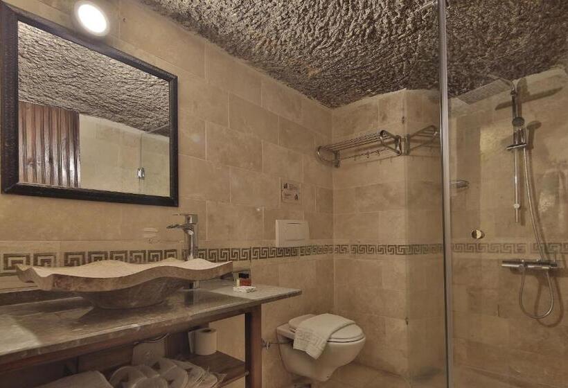 غرفة عائلية, Shoestring Cave House