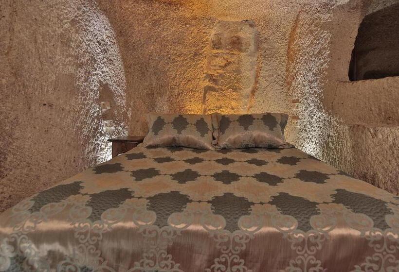 غرفة عائلية, Shoestring Cave House