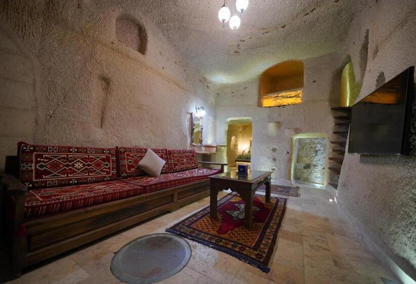 جناح إدارى, Shoestring Cave House
