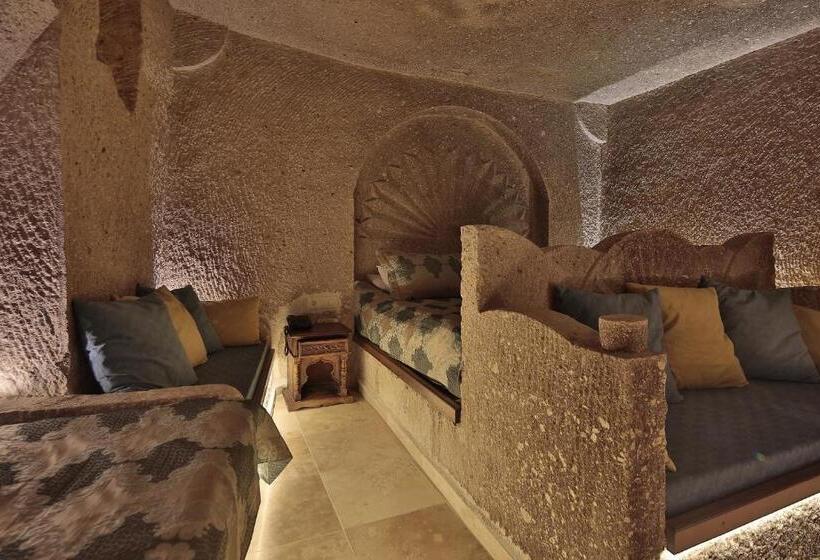 سوییت سوپریور, Shoestring Cave House