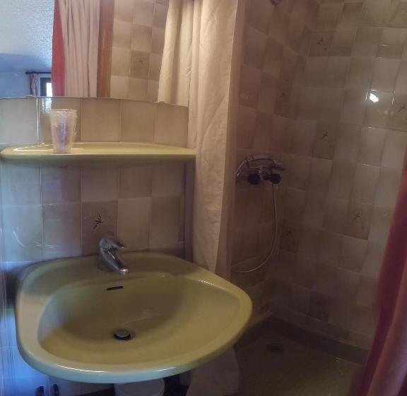 Quarto Estandar Banheiro Compartilhado, Hôtel Les Gardettes