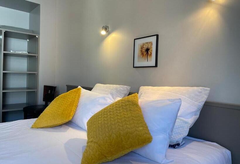 Номер Стандарт, Logis Hotel Castel De Mirambel
