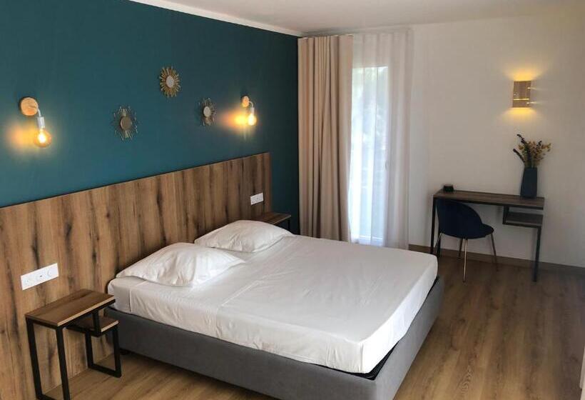 Четырехместный Номер Стандарт Вид на Сад, Auberge Les Oliviers
