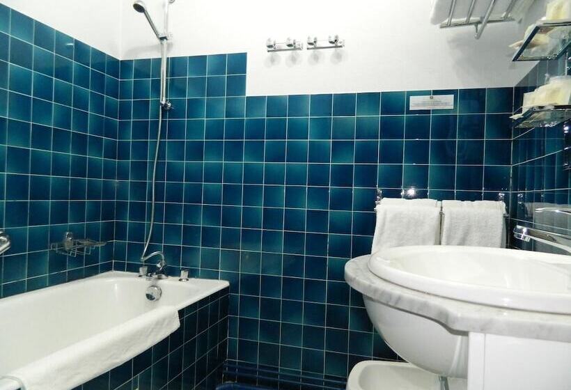 Номер Стандарт Трехместный, Logis Hôtel L Elancèze