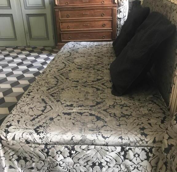 חדר דלוקס לשלושה, Le Chai De Marguerite