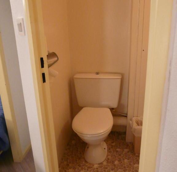 חדר סטנדרט לשלושה, Cat