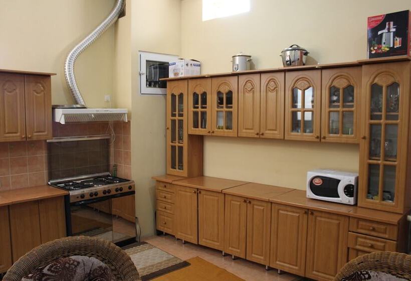 اتاق استاندارد سه نفره, Green House Hostel