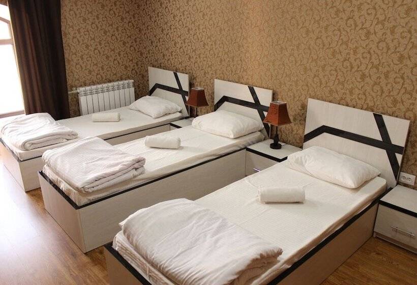اتاق استاندارد سه نفره, Green House Hostel