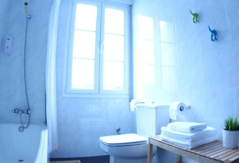스탠다드 트리픔 룸 공동욕실, Zubia Urban Rooms