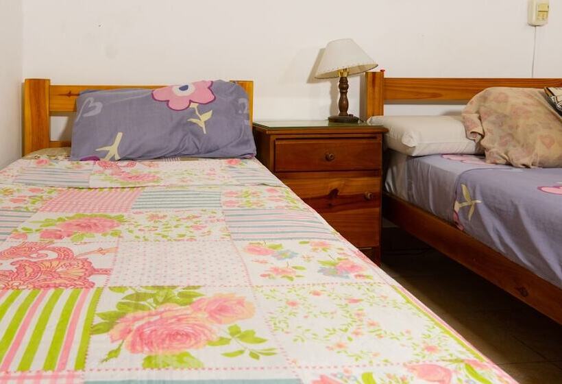 اتاق استاندارد چهار تخته, Sevilla Home