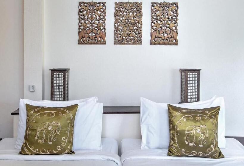 Бунгало с видом на бассейн, Khanom Hill Resort
