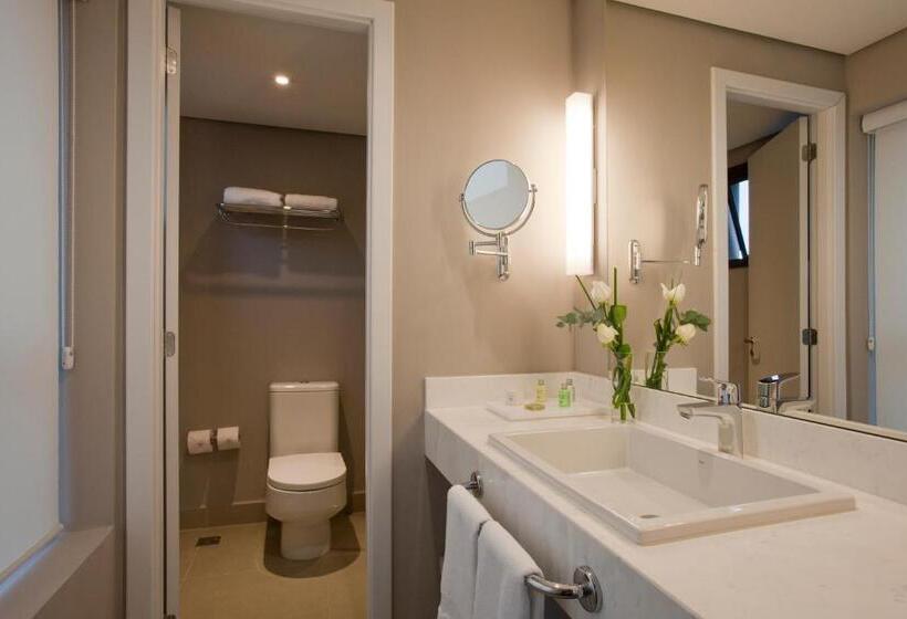 غرفة قياسية ثلاثية, NH Curitiba The Five