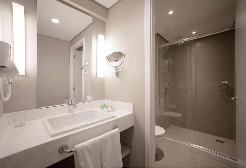 غرفة عائلية, NH Curitiba The Five