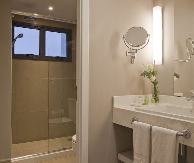 غرفة عائلية, NH Curitiba The Five