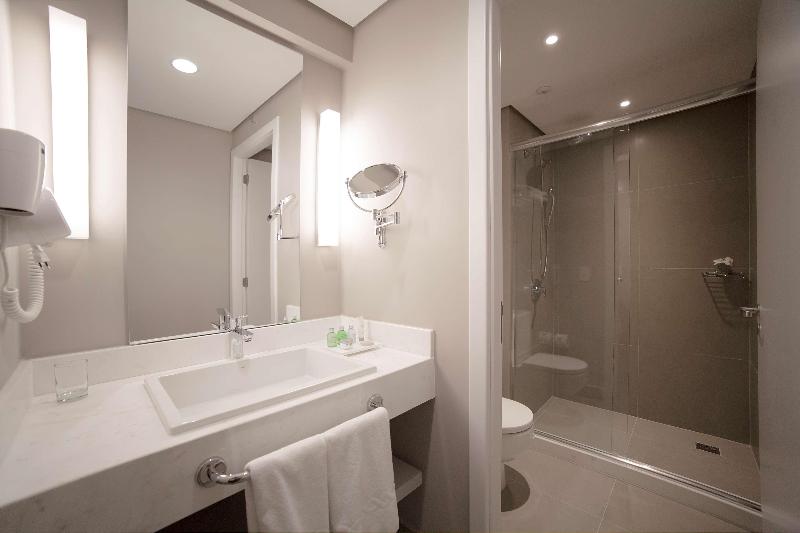 غرفة عائلية, NH Curitiba The Five