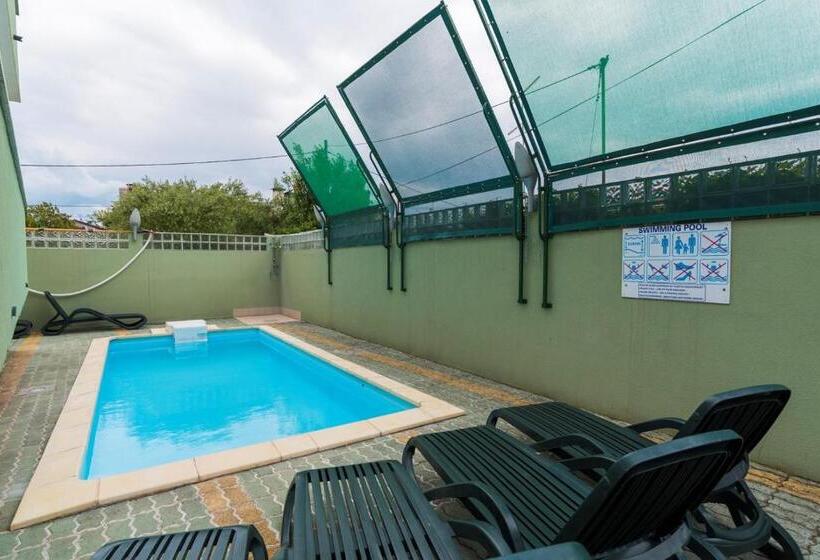آپارتمان 1 خوابه با بالکن, Villa Punta Viktory