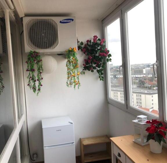 חדר דלוקס עם מרפסת, Chambre Privée En Colocation Villeurbanne Métro Bonnevay