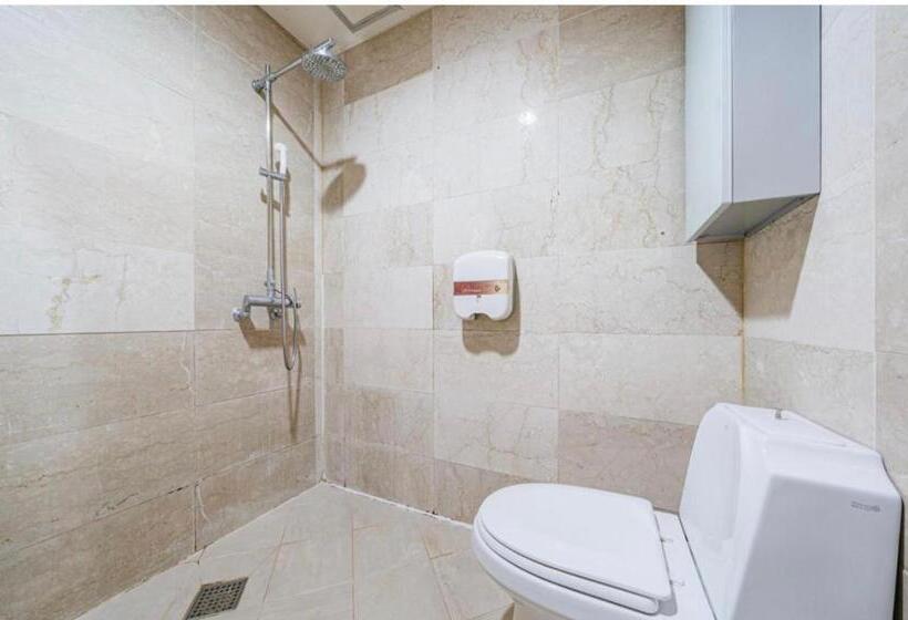 تختخواب در اتاق مشترک, Halla Guest House