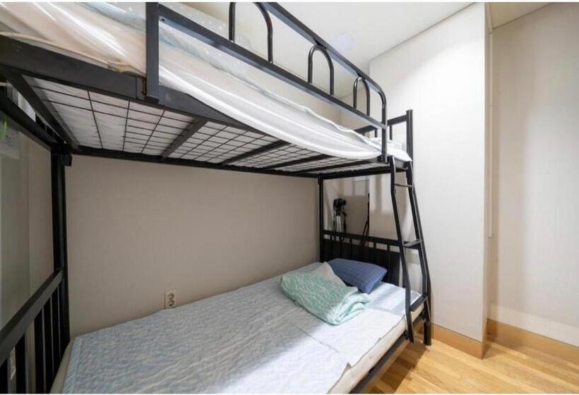 تختخواب در اتاق مشترک, Halla Guest House