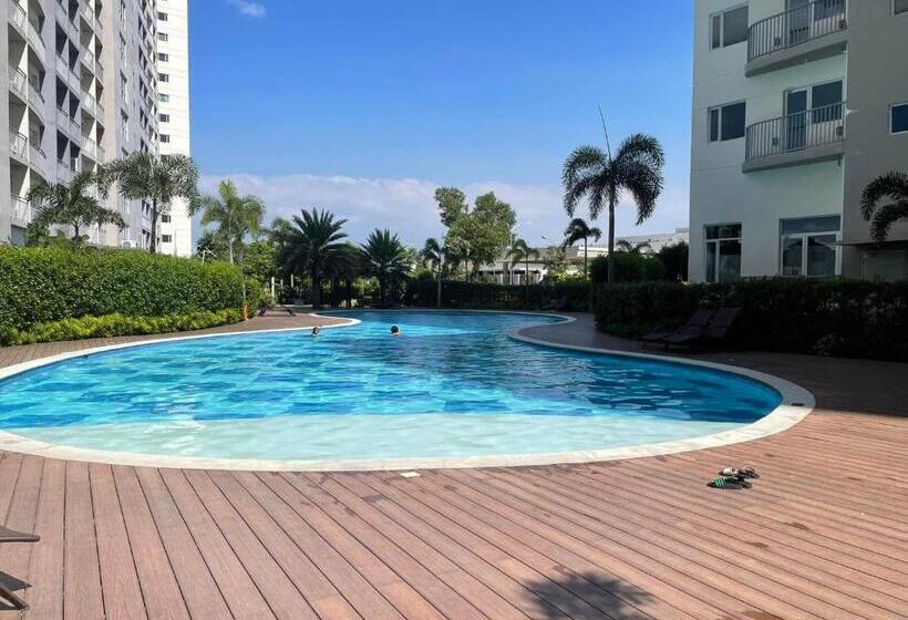 Апартаменты 2 Спальни, Bright & Breezy 2 Br Unit With Balcony
