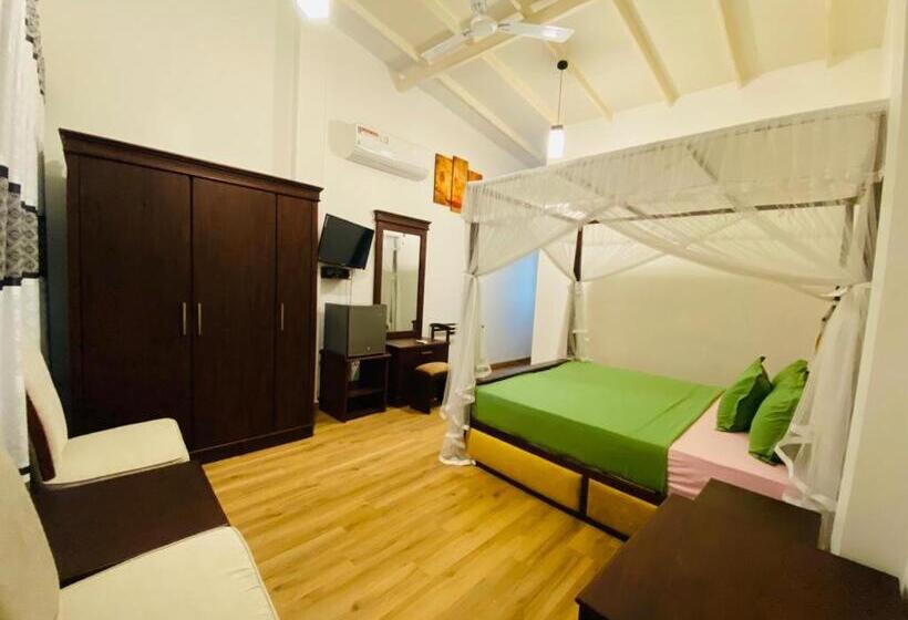 Номер Deluxe с Балконом, Tharumini Villa