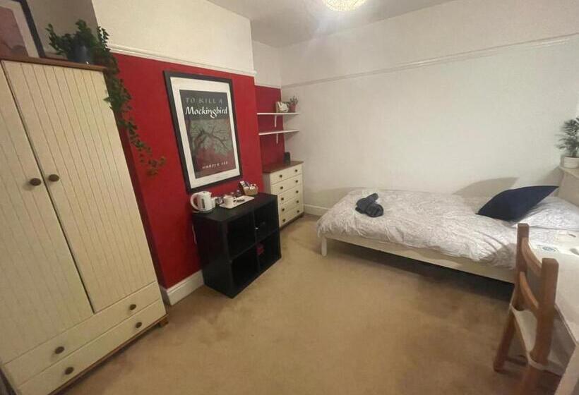 اتاق یک تخته با چشم‌انداز باغ, Central Poole Spacious Room In Edwardian House