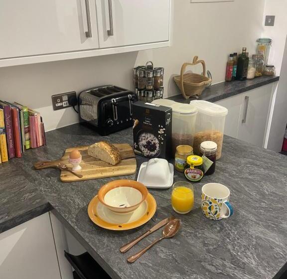 اتاق یک تخته با چشم‌انداز باغ, Central Poole Spacious Room In Edwardian House