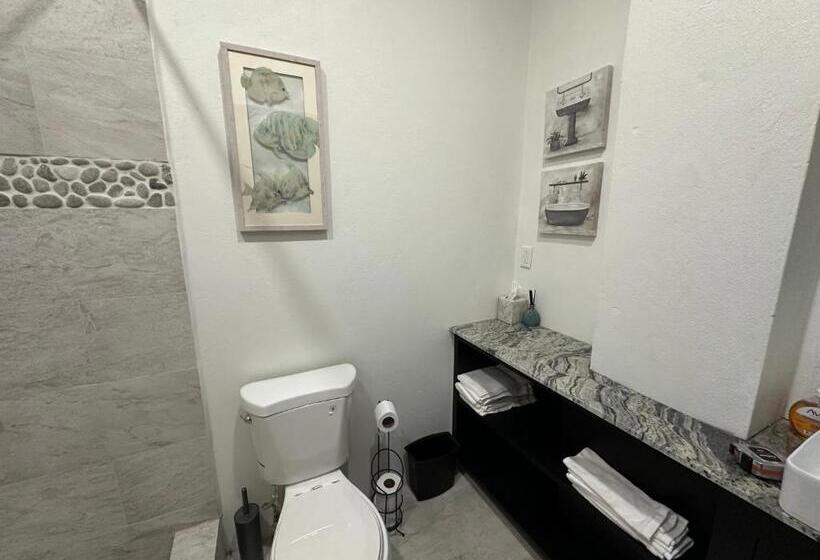 اتاق لوکس با بالکن و چشم‌انداز دریا, Belle La Maye Bed And Breakfast Villa