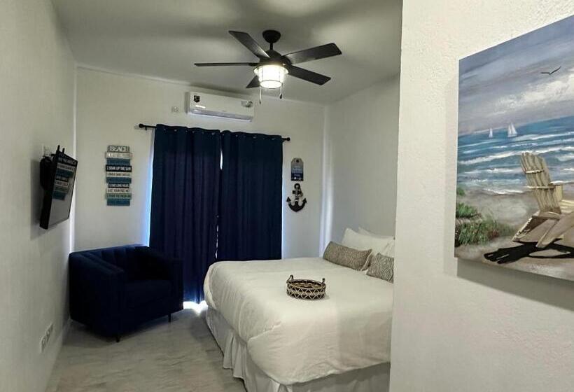 اتاق لوکس با بالکن و چشم‌انداز دریا, Belle La Maye Bed And Breakfast Villa