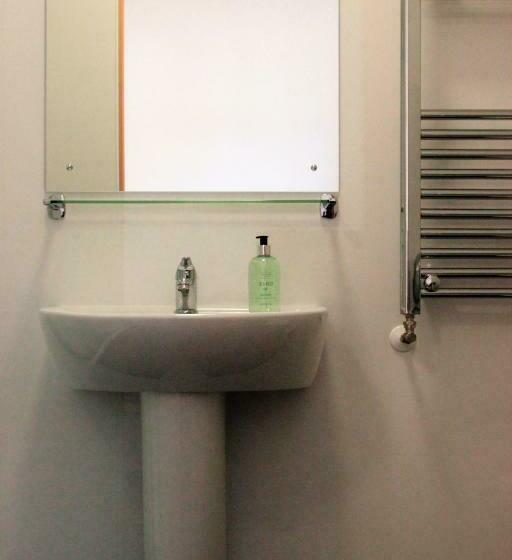 اتاق استاندارد با تخت‌های تاشو, Black Isle Bar & Rooms