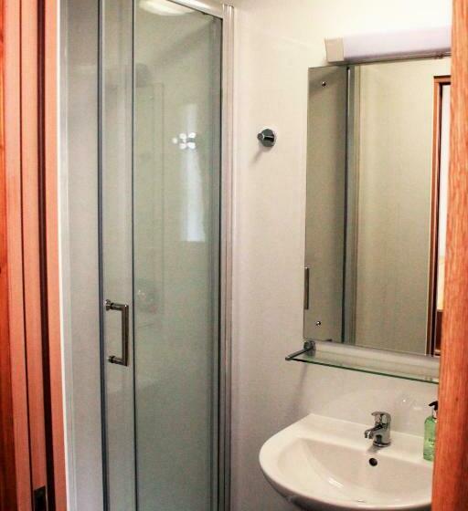 Camera Standard cu Paturi Suprapuse, Black Isle Bar & Rooms