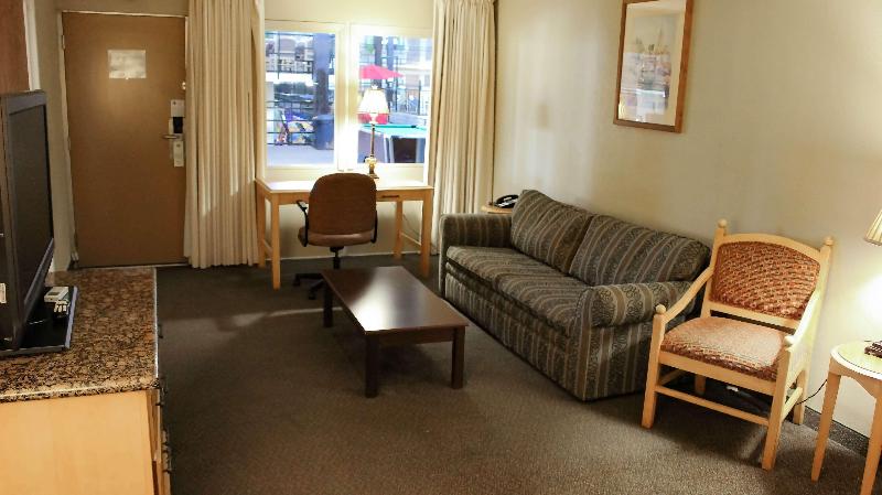 공용 욕실 구비 공동 객실 내의 침대, Koisi Hostel