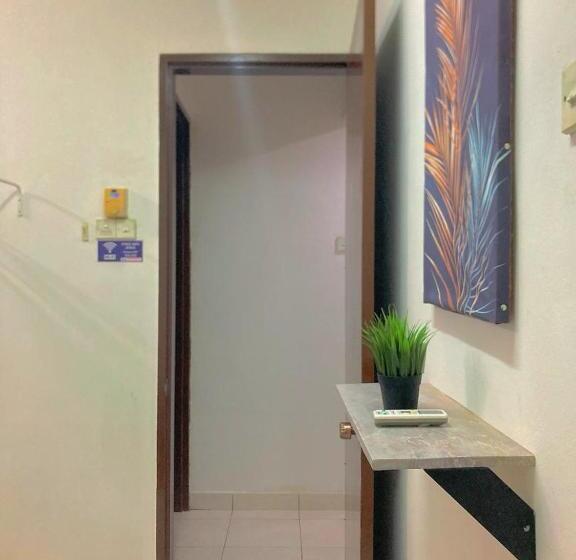اتاق استاندارد با چشم‌انداز استخر, Nr Cyberstay 1 Shared Apartment, Non Sharing Bathroom