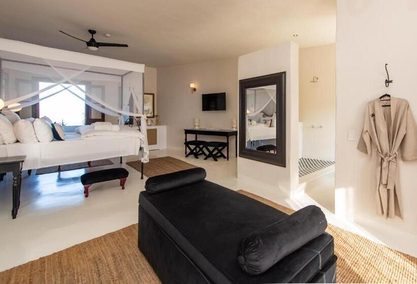Люкс с Балконом, The Ivory Haus