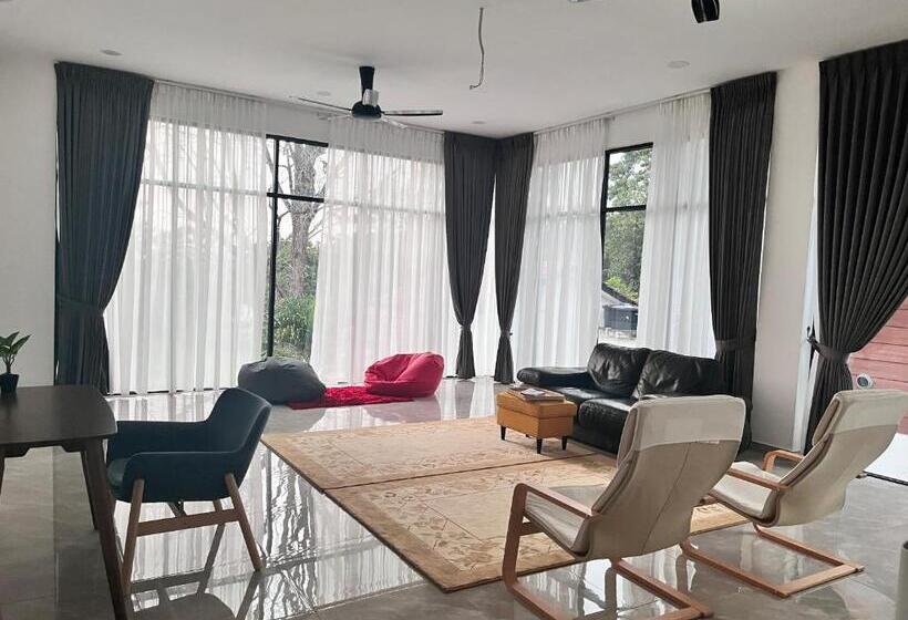 سوییت خانوادگی, Jenderam Hill Villa