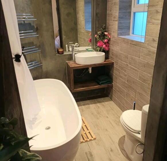 Номер Стандарт, Room With Luxury Private Bathroom & Independent Entrance, Near Tube